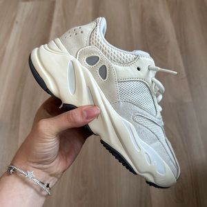 Yeezy boost 700 analog